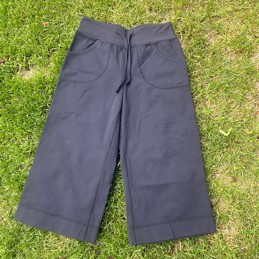 lululemon athletica black capris